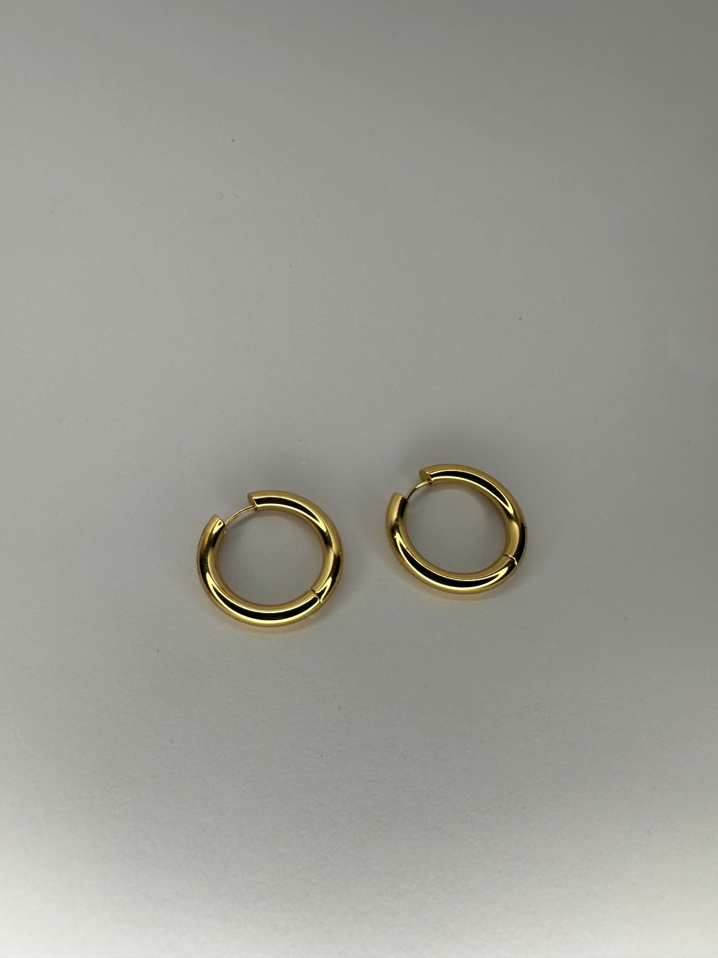 💛 Aros Huggie Medianos 'Chunky' - Dorado Pulido