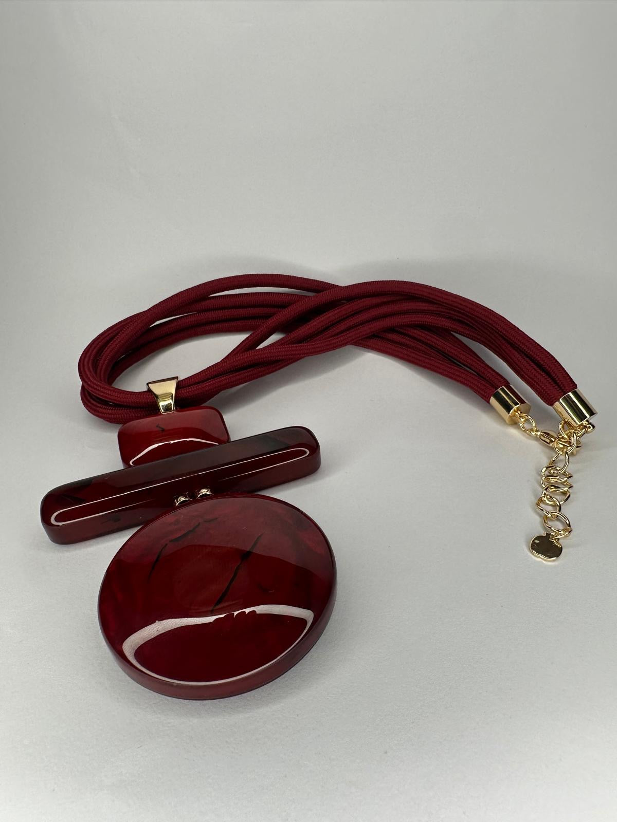 🔴 Collar Statement "Geometría Borgoña" con Dije de Resina Pulida ✨