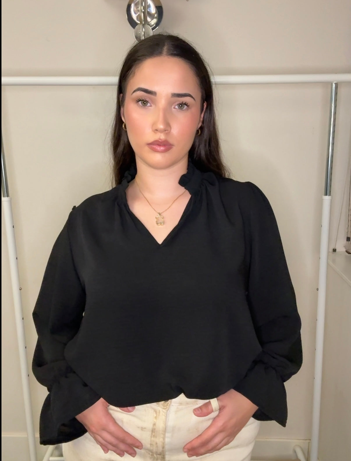 🌸 Blusa Fluida con Volantes en Cuello y Puños Elásticos