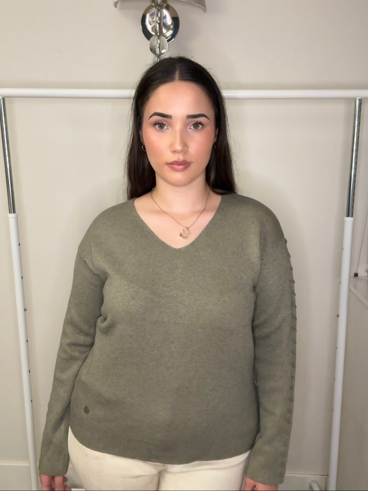 🧵 Jersey con Escote V y Detalle Trenzado en Manga