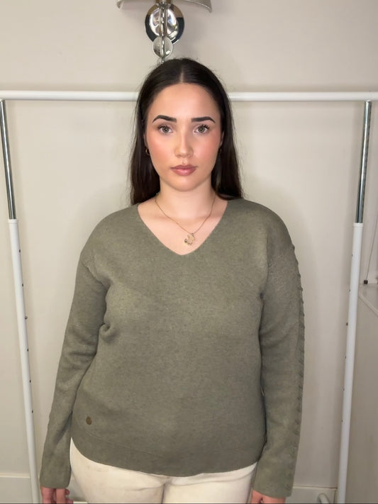 🧵 Jersey con Escote V y Detalle Trenzado en Manga