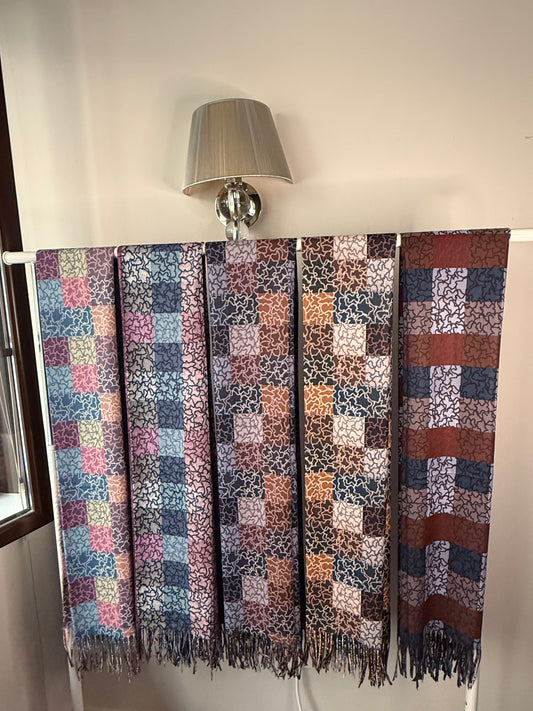 🌸 Pañuelo/Chal con Diseño de Patchwork Geométrico y Estampado