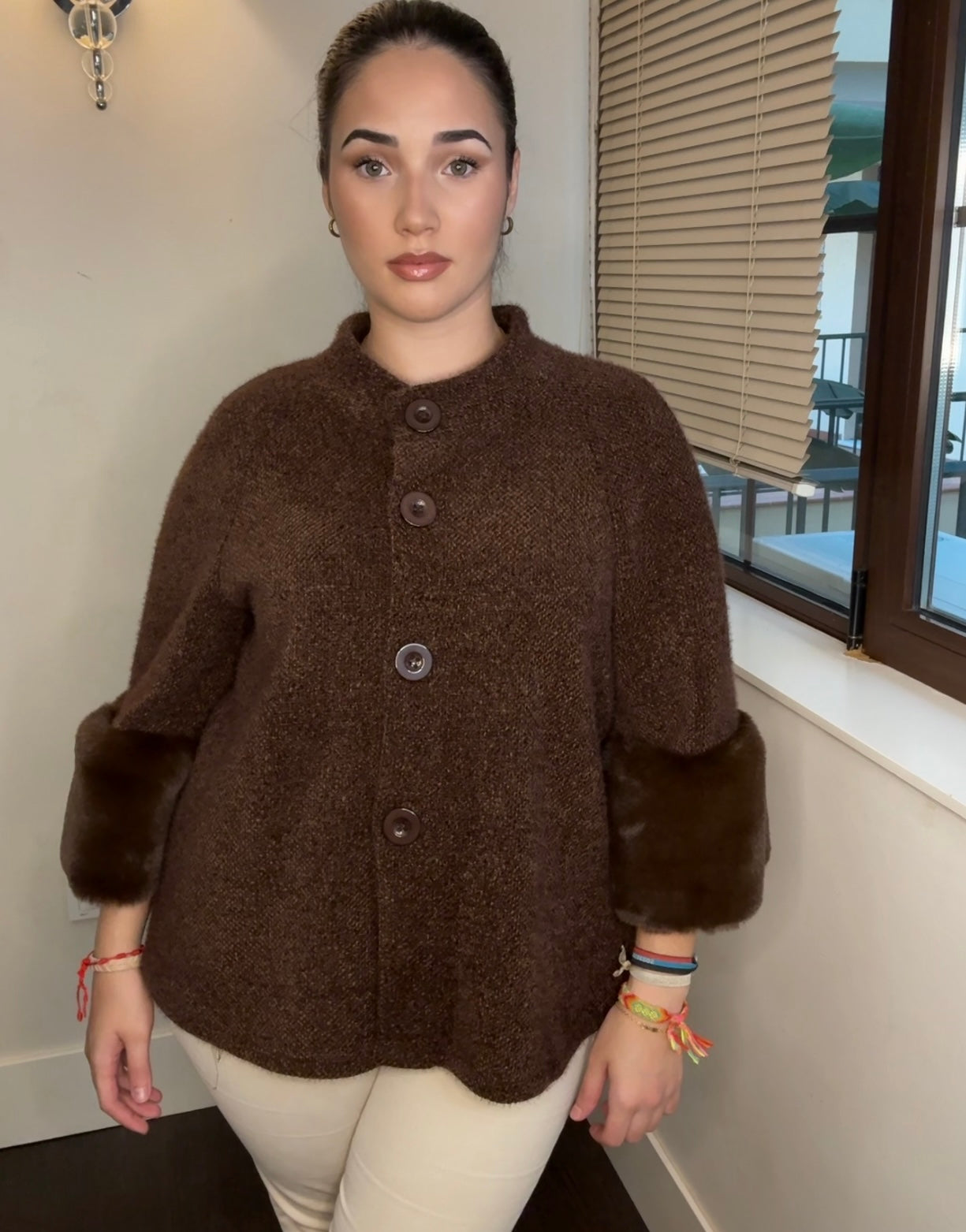 Chaqueta/Capa de Punto con Manga Francesa y Puños de Pelo Sintético