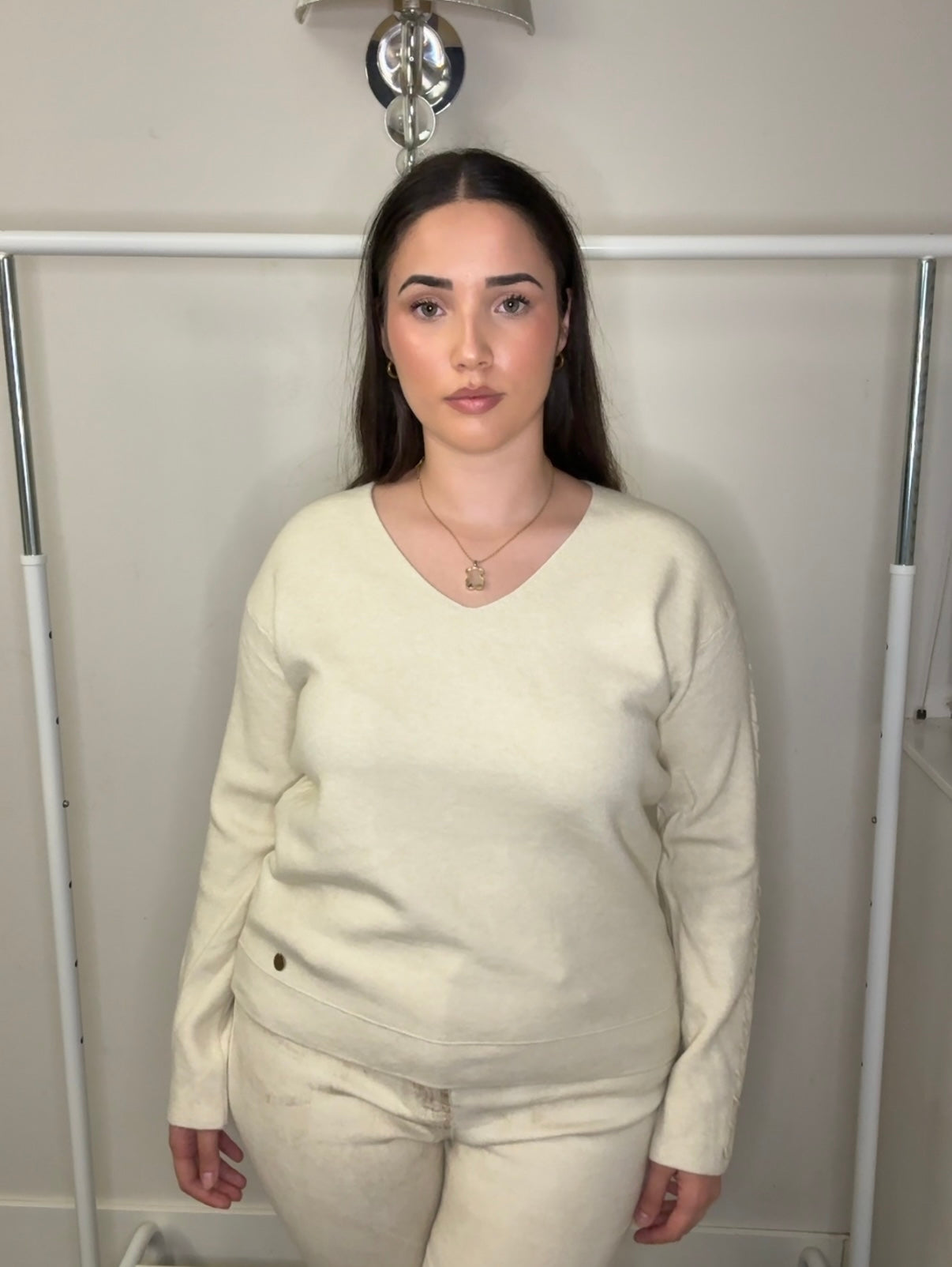 🧵 Jersey con Escote V y Detalle Trenzado en Manga