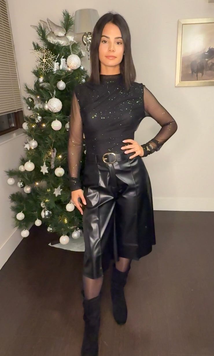 👚 Top de Malla Brillante con Cuello Cisne