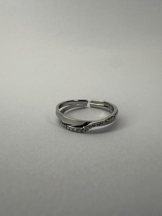 💍 Anillo "Abrazo Cruzado" con Diamantes Similares - Ajustable💖