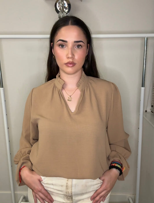 🌸 Blusa Fluida con Volantes en Cuello y Puños Elásticos