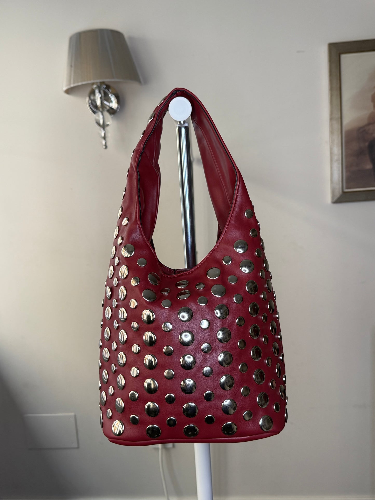 👜 Bolso Hobo con Aplicaciones de Tachuelas Metálicas