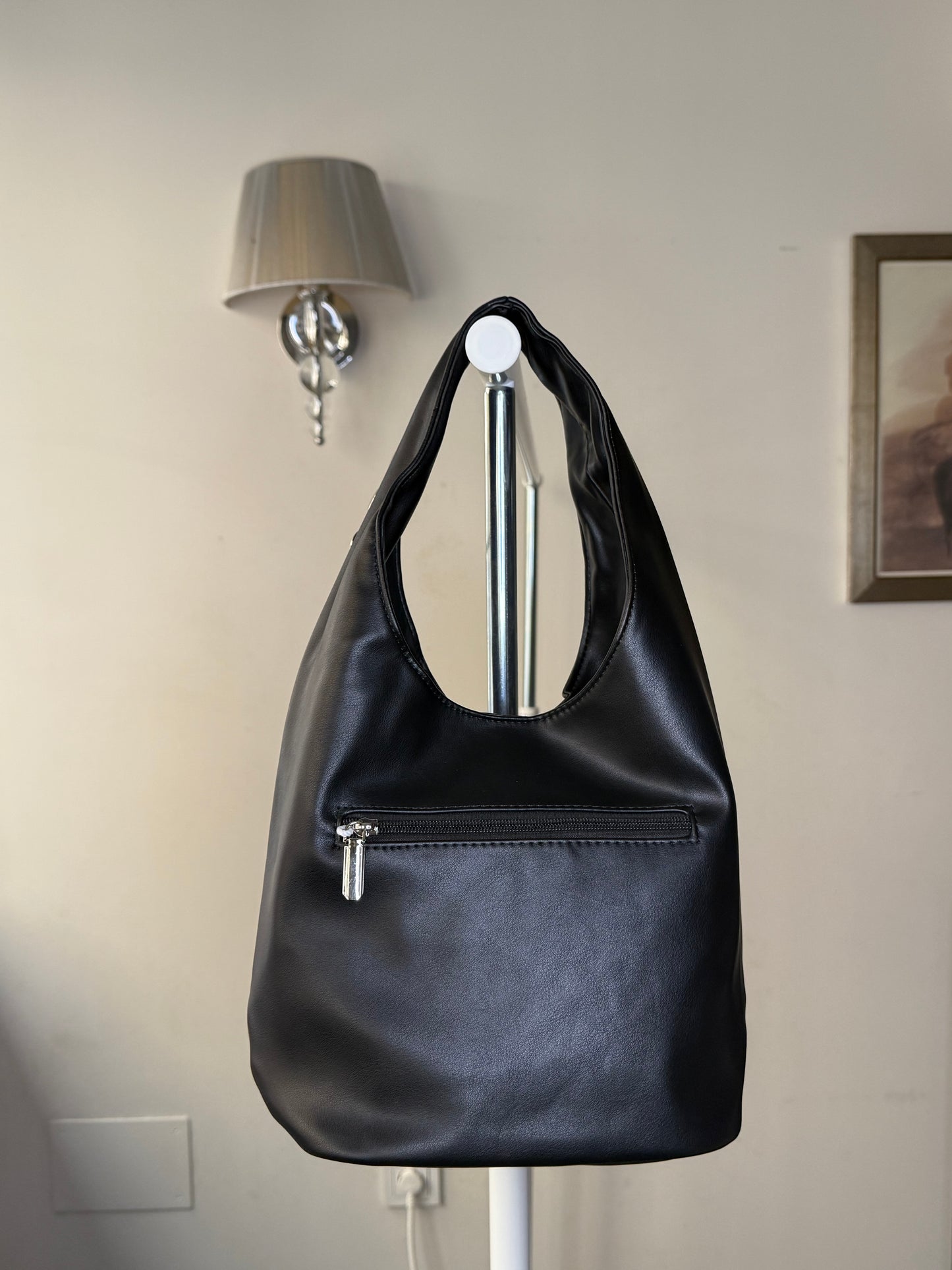 👜 Bolso Hobo con Aplicaciones de Tachuelas Metálicas