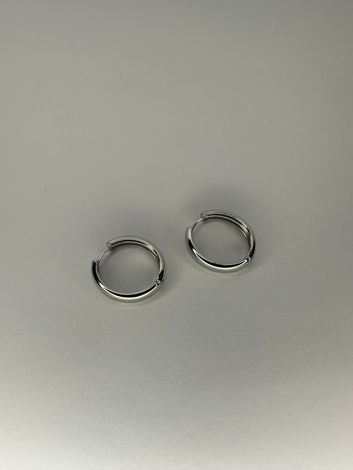 💫 Aros Huggie Gruesos Clásicos - Acabado Dorado o Plateado