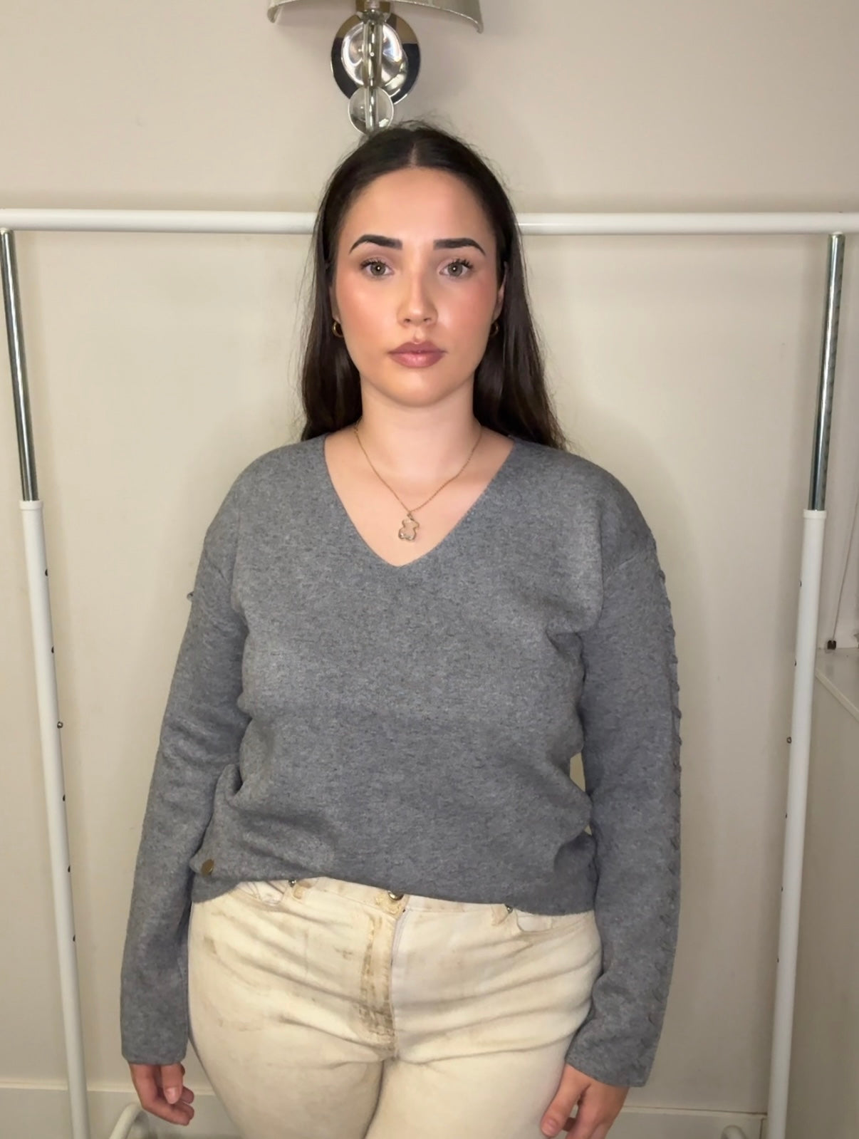 🧵 Jersey con Escote V y Detalle Trenzado en Manga