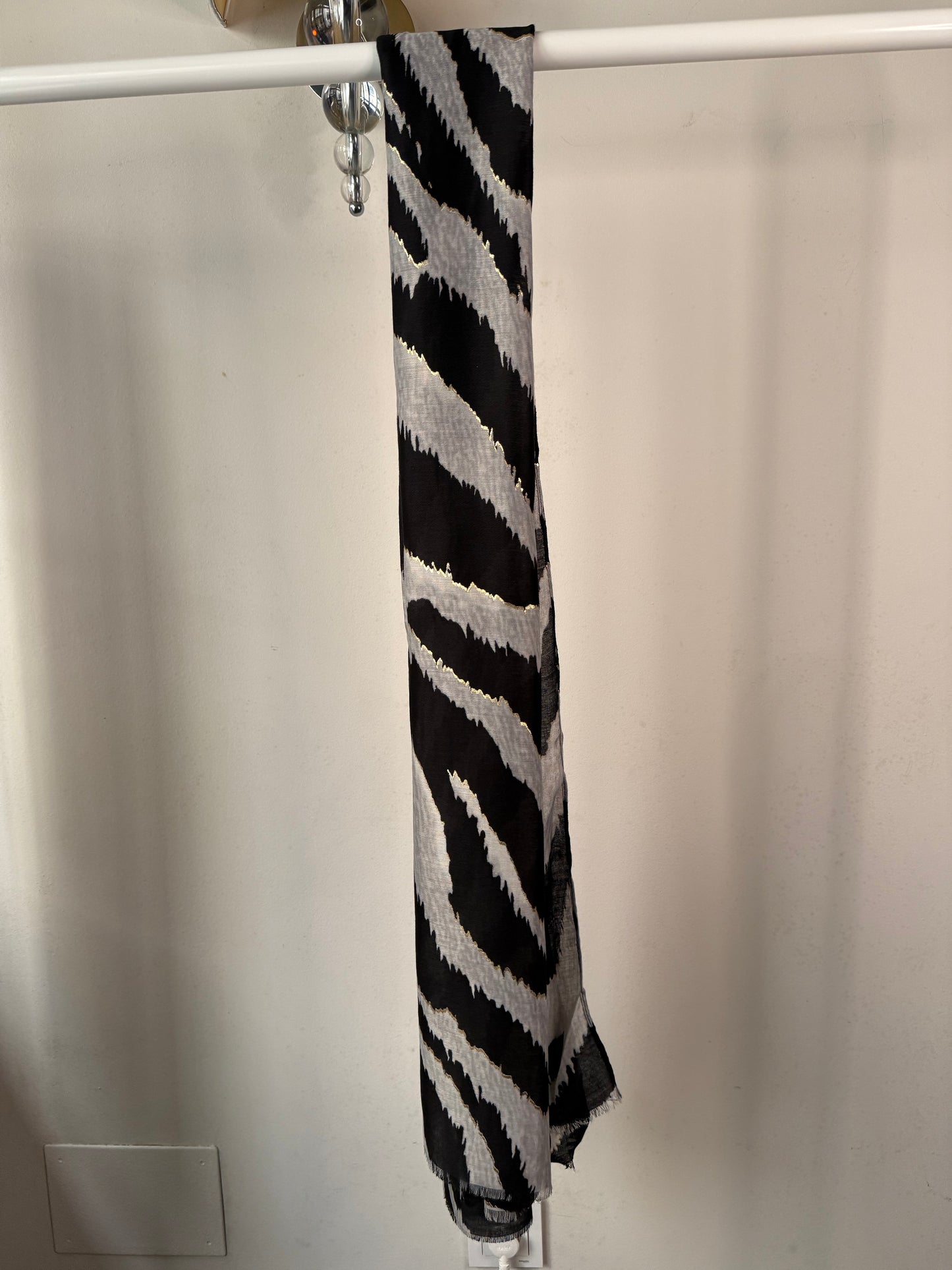 🦓 Pañuelo/Chal con Estampado Cebra y Toques de Brillo