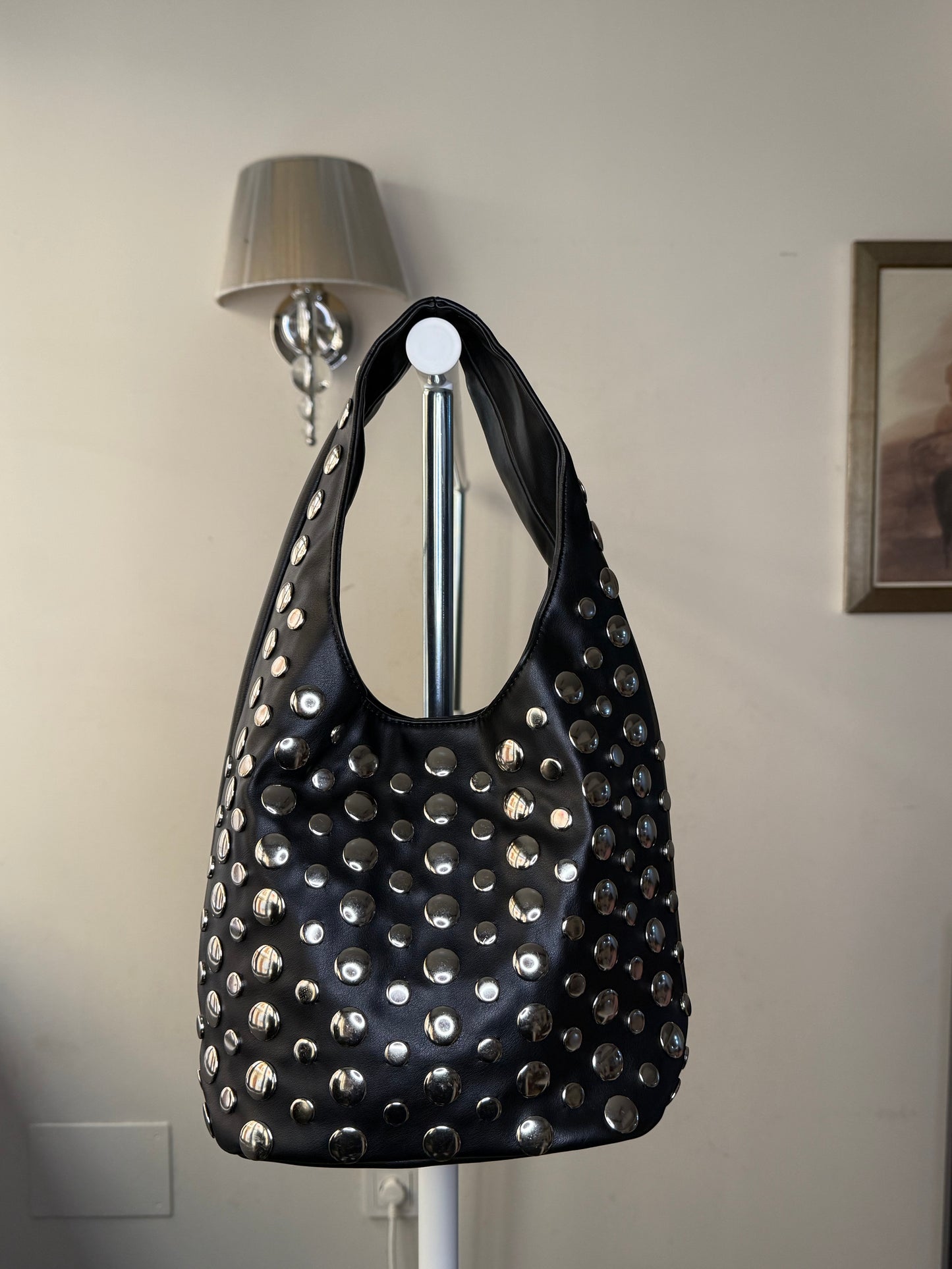 👜 Bolso Hobo con Aplicaciones de Tachuelas Metálicas