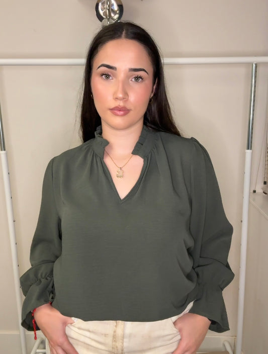 🌸 Blusa Fluida con Volantes en Cuello y Puños Elásticos