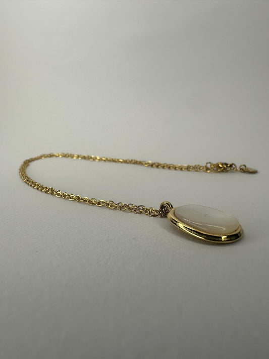 🐚 Collar con Colgante de Nácar Natural - Acabado Dorado