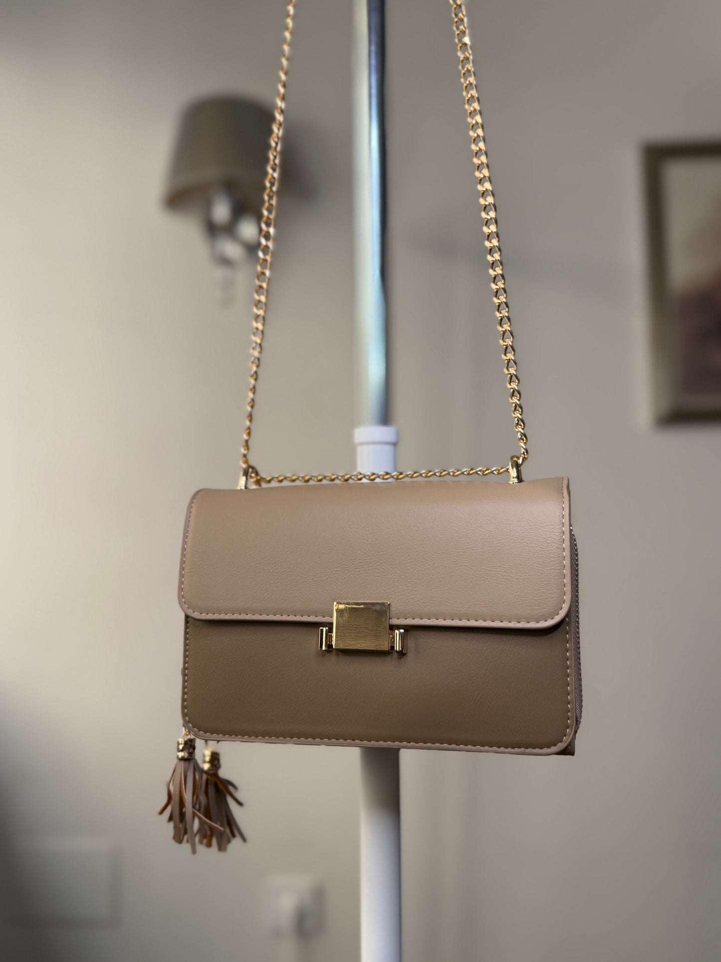 🌟 Bolso Bandolera con Cadena y Borla