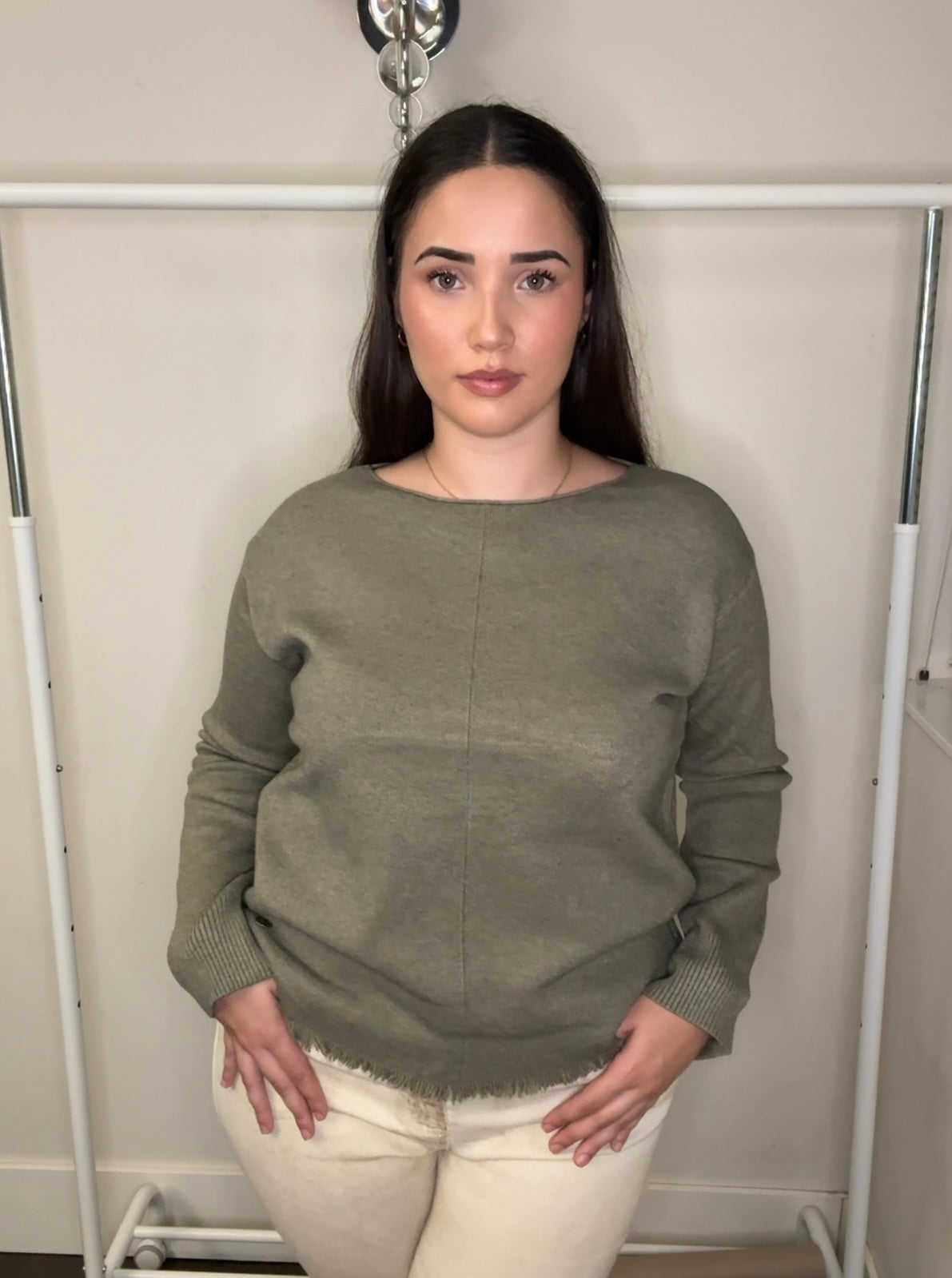 🌾 Jersey de Punto con Escote Barco y Bajo Desflecado