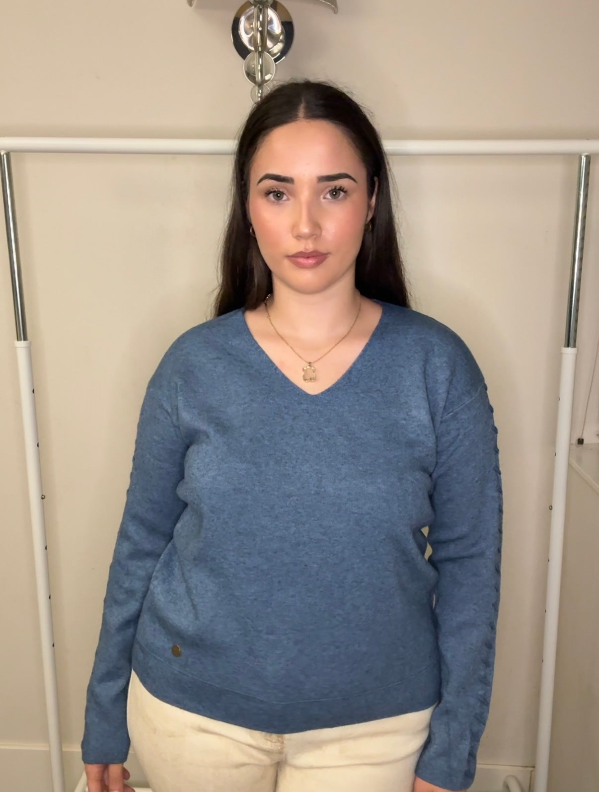 🧵 Jersey con Escote V y Detalle Trenzado en Manga