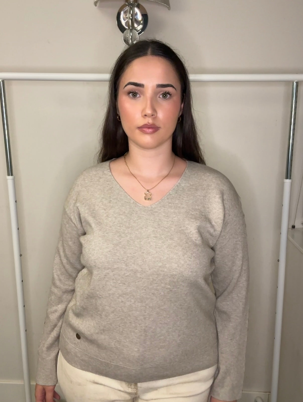 🧵 Jersey con Escote V y Detalle Trenzado en Manga