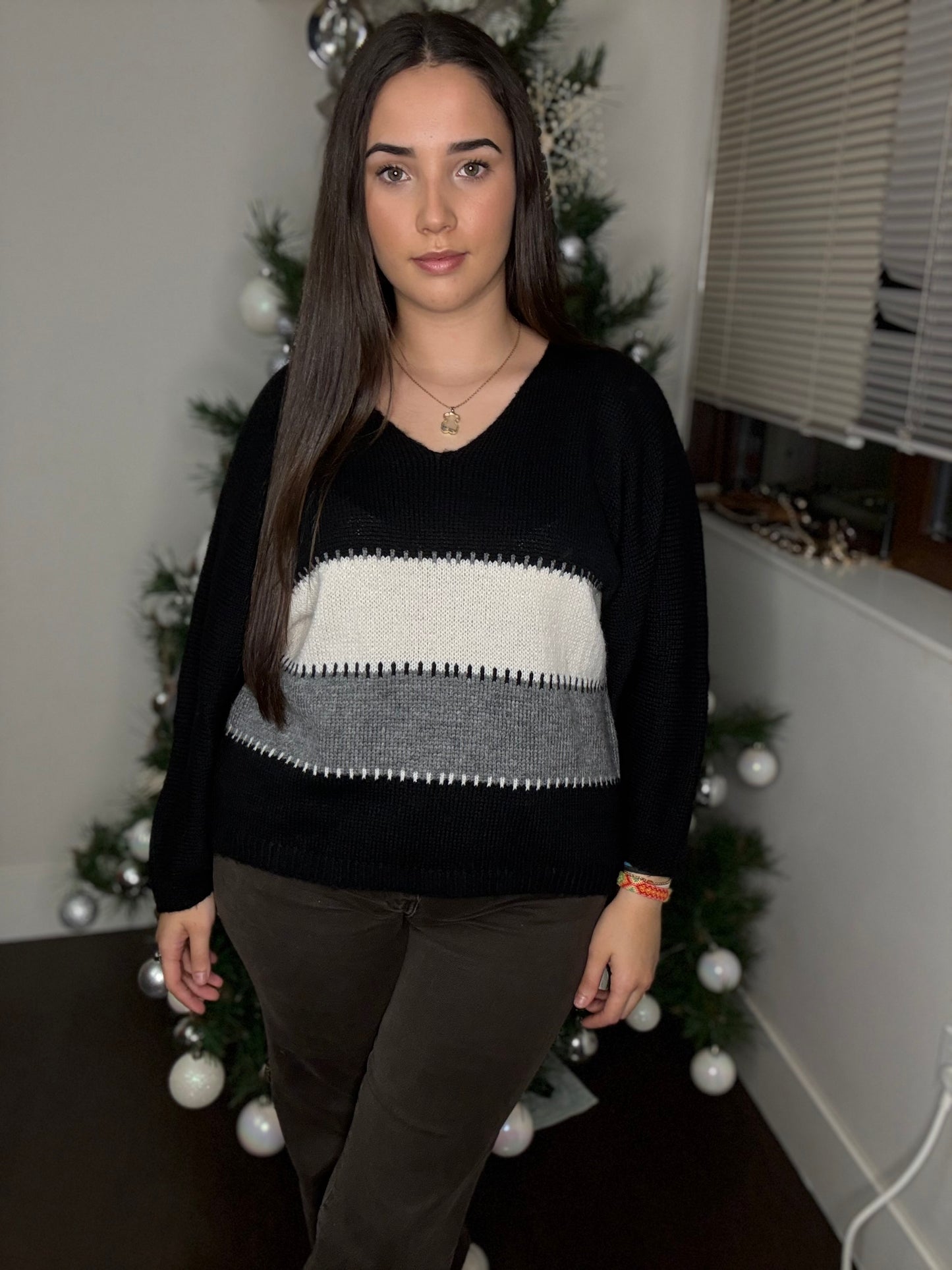 🧶 Jersey con Bloques de Color y Cuello en V.