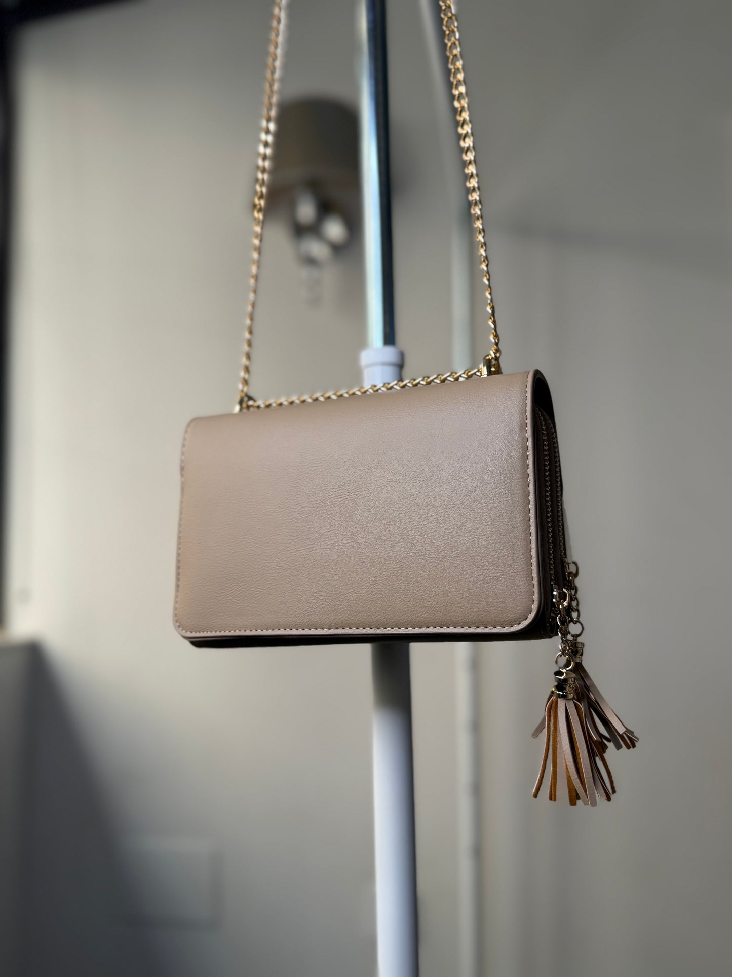 🌟 Bolso Bandolera con Cadena y Borla