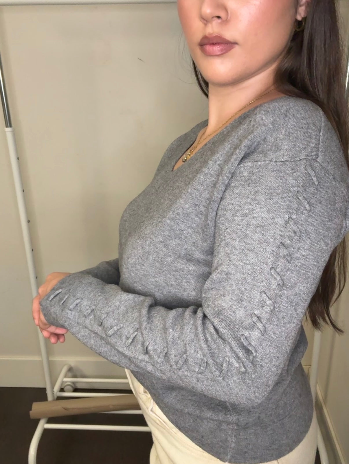 🧵 Jersey con Escote V y Detalle Trenzado en Manga