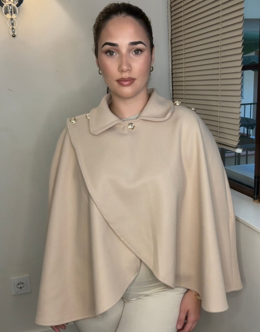 Capa Militar Clásica con Botones Dorados y Cuello Solapa