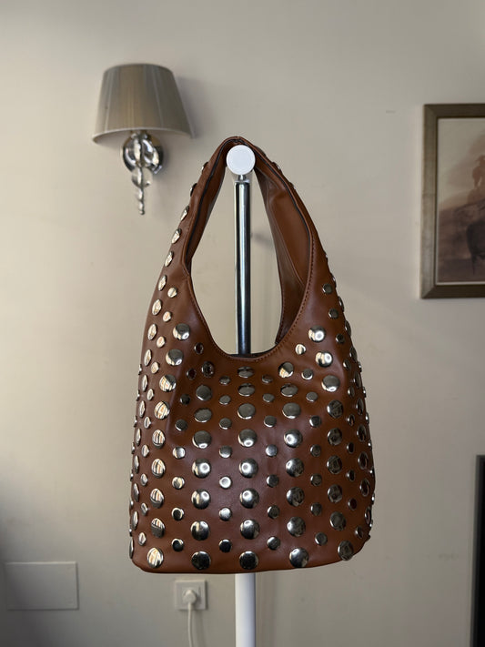 👜 Bolso Hobo con Aplicaciones de Tachuelas Metálicas