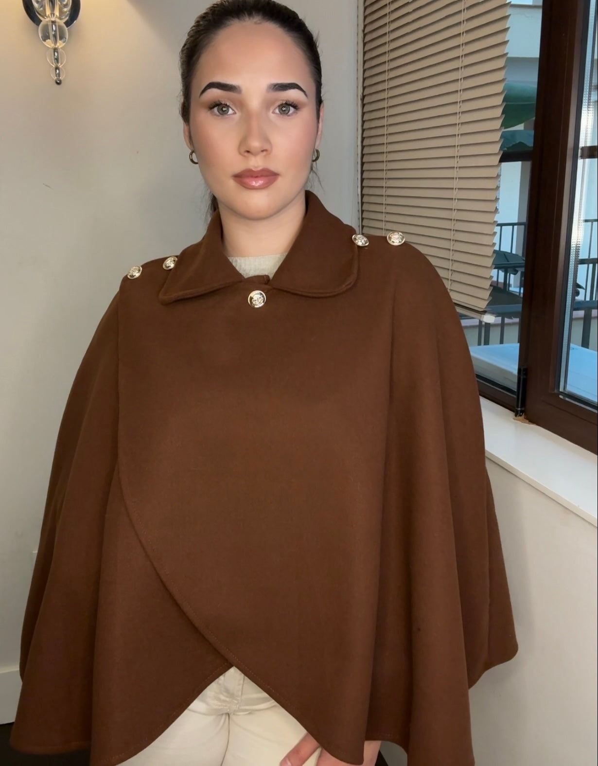 Capa Militar Clásica con Botones Dorados y Cuello Solapa