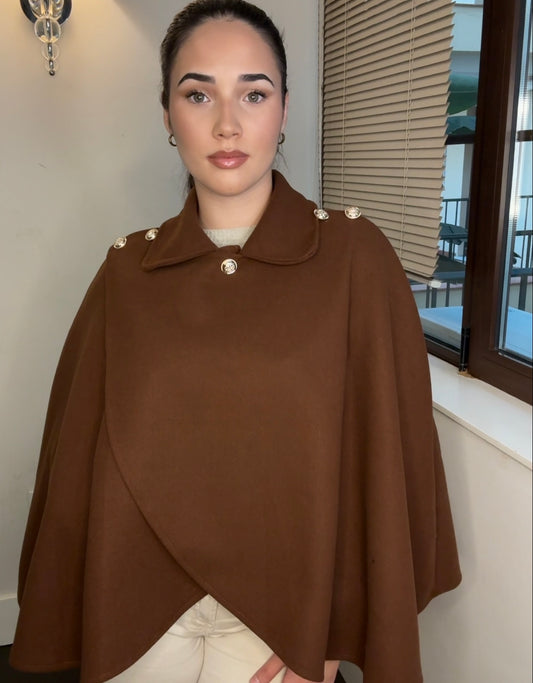 Capa Militar Clásica con Botones Dorados y Cuello Solapa