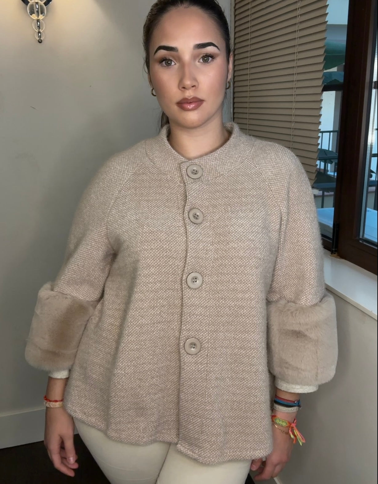 Chaqueta/Capa de Punto con Manga Francesa y Puños de Pelo Sintético