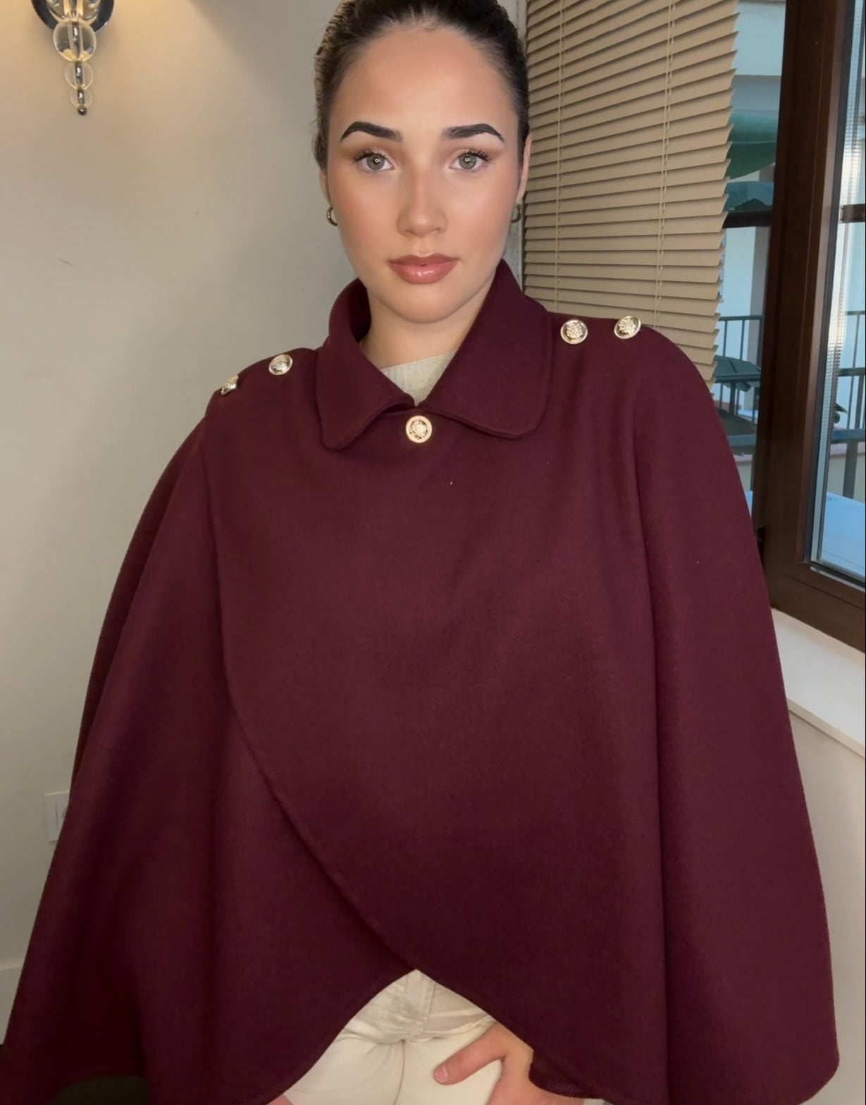 Capa Militar Clásica con Botones Dorados y Cuello Solapa